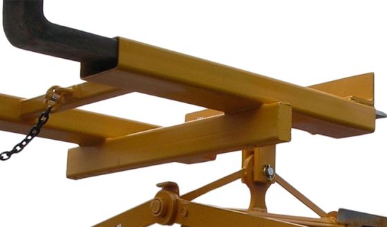 Scissor grab yoke for mounting a grab on forklift forks